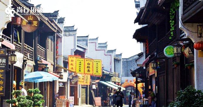 撇 横 横折钩 横这四个笔画能组成一个字吗？